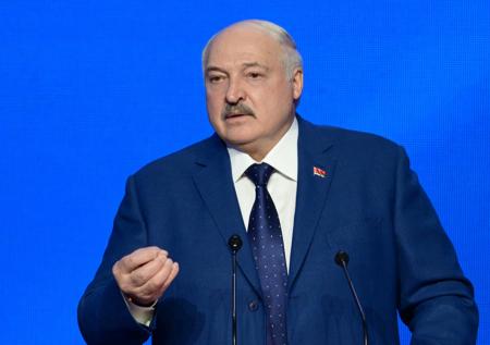 Лукашенко заявил, что не может не посетить парад Победы в Москве