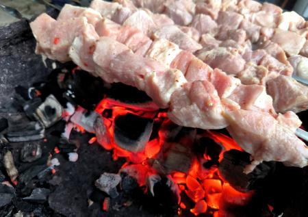 Будете драться за каждый кусочек: рецепт шашлыка с уксусом и луком