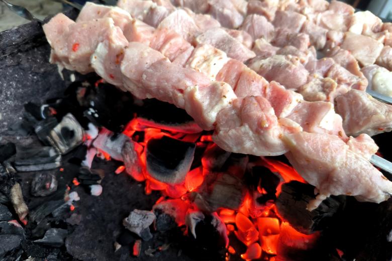Будете драться за каждый кусочек: рецепт шашлыка с уксусом и луком