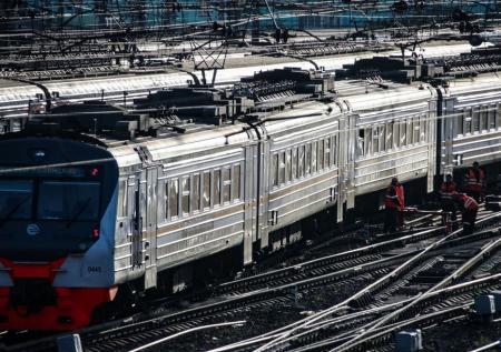 Электропоезд чуть не отправил на тот свет школьниц в Казани
