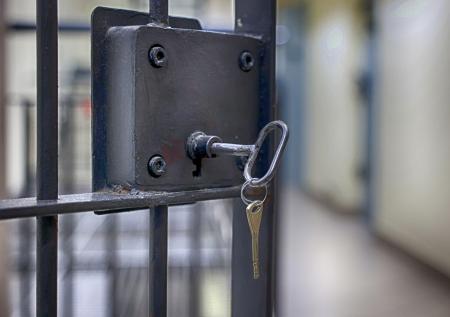Надзирательница попалась на сексе с двумя заключенными