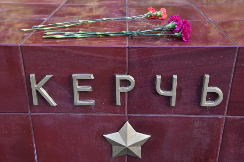 Цветы, оставленные скорбящими в городе-герое Великой Отечественной войны