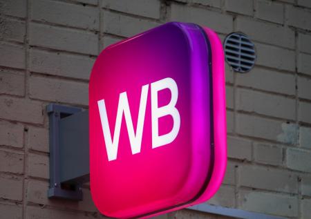 «Полностью осуждаем»: Wildberries оценила работу сотрудницы в образе фюрера