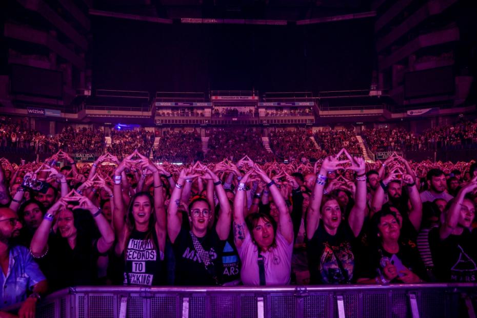 Зрители во время концерта группы Thirty Seconds to Mars