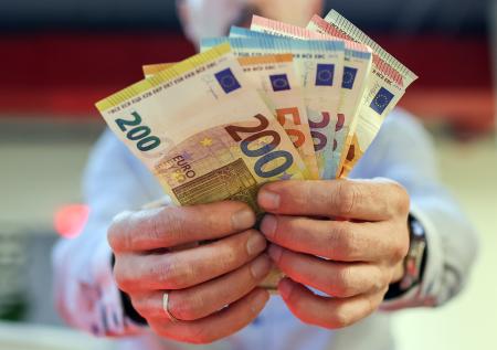 Суд подтвердил запрет на ввоз наличных евро в Россию для одной цели