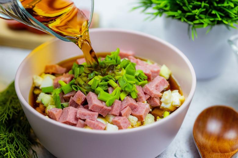 Окрошка на квасе с колбасой