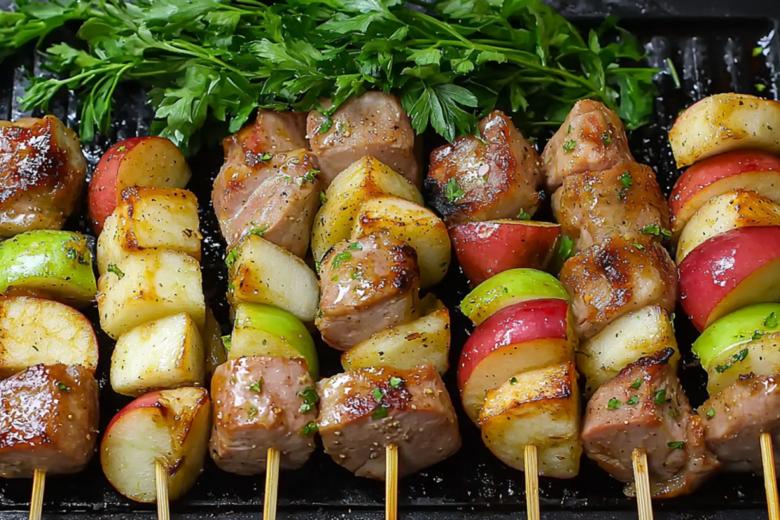 Сок будет течь по рукам: самый вкусный рецепт шашлыка из свинины и яблок