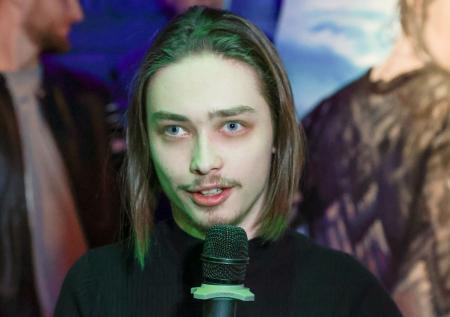 Изменившийся до неузнаваемости сын Королевой уехал из России