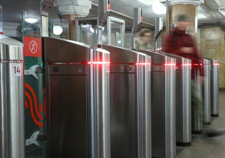 Депутат объяснил, почему родившую в метро россиянку нельзя награждать