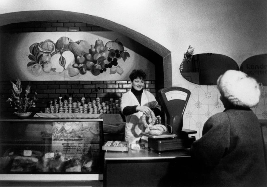 Продуктовый магазин в городе Резекне в Латвии. 1992 год