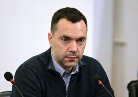 Зеленский ввел санкции против Арестовича и лишил его госнаград