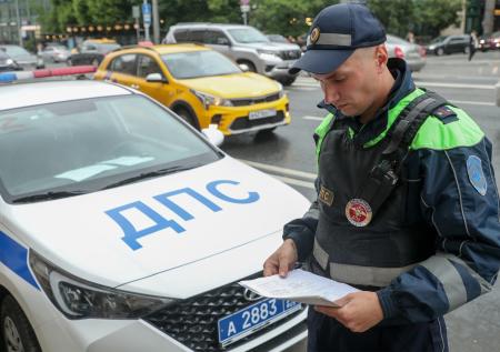 Троллейбус отбросило на столб после ДТП с каршеринговым авто