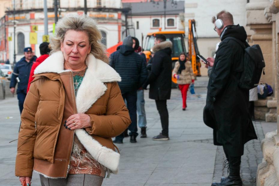 Люди на улице весной в Москве