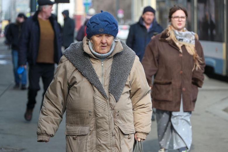 Пожилая женщина на улице города