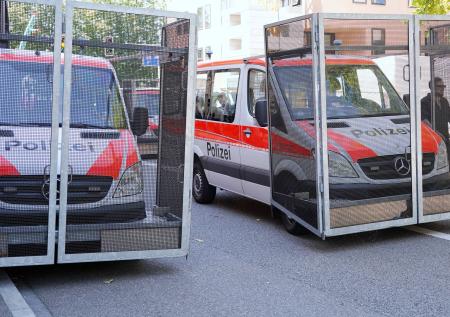 Швейцарская полиция обстреляла протестующих резиновыми пулями