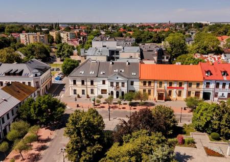 Флаг Украины сняли с мэрии европейского города под аплодисменты толпы
