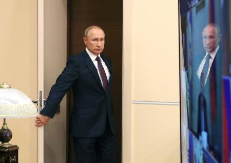 Белый рояль, портрет царя, кефир: что известно о квартире Путина в Кремле