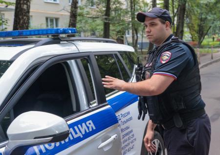 Поссорившуюся с парнем пьяную школьницу нашли под окнами дома