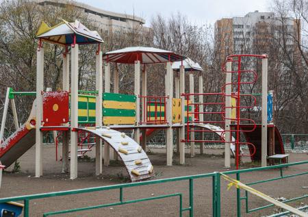 Супружеская пара избила чужого ребенка на площадке в Приморье