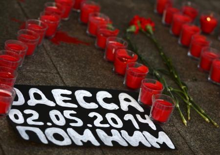 Одесситы несут цветы к Дому профсоюзов в память о трагедии 2014 года