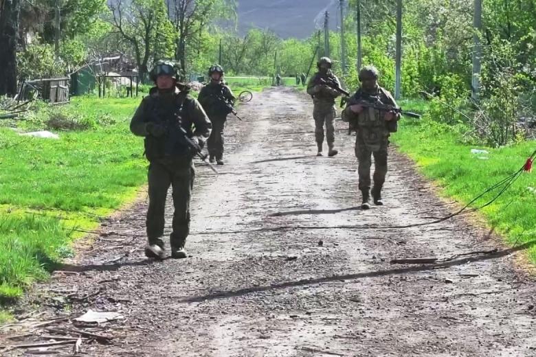 Военнослужащие ВС РФ и ВС КНДР в освобожденном населенном пункте в Суджанском районе Курской области