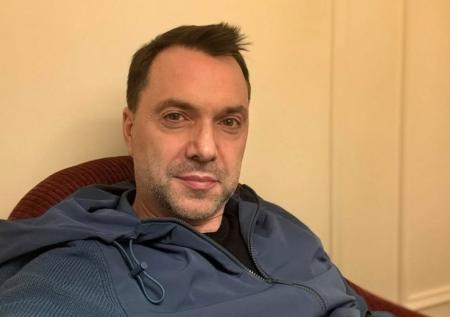 Экс-помощник Зеленского раскрыл, как он устраняет оппонентов на выборах