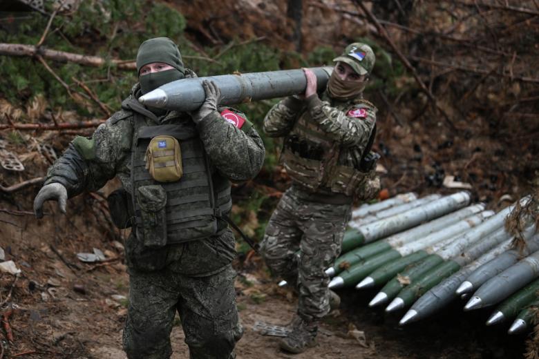Военнослужащие гвардейского мотострелкового полка ЦВО переносят снаряд для РСЗО БМ-21 «Град»