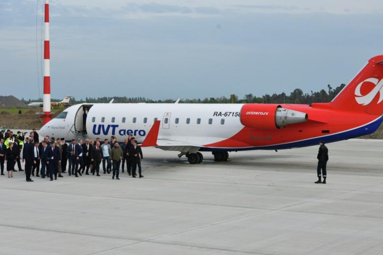 Пассажиры самолета Bombardier CRJ-200 авиакомпании «ЮВТ Аэро», выполнившего первый рейс из Внуково в Сухум