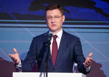 Новак заявил, что страны ОПЕК+ сдерживают добычу нефти
