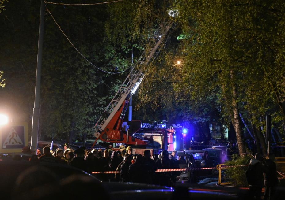 Сотрудники противопожарной службы МЧС РФ на месте пожара в многоэтажном доме по адресу: улица Генерала Тюленева, 39, в Москве