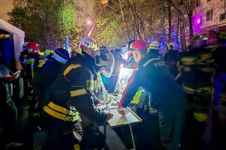 Работа пожарных расчетов на месте возгорания в жилом доме по адресу: ул. Генерала Тюленева, д. 39, в Москве