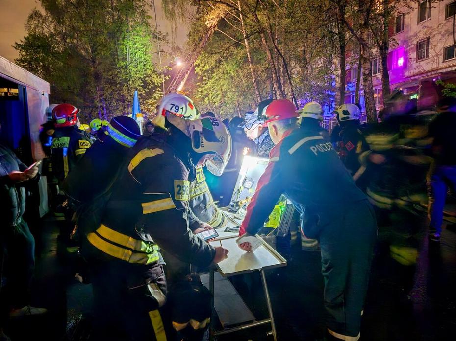 Работа пожарных расчетов на месте возгорания в жилом доме по адресу: ул. Генерала Тюленева, д. 39, в Москве