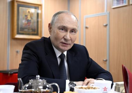 «Попал себе по лбу»: Путин показал полученную во время тренировок ссадину