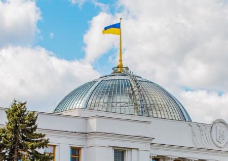 «Слуги народа» обнесли здание парламента колючей проволокой