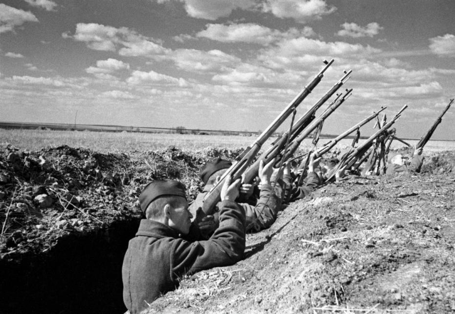Курская дуга. Красноармейцы отрабатывают приемы залпового огня по низколетящим самолетам противника