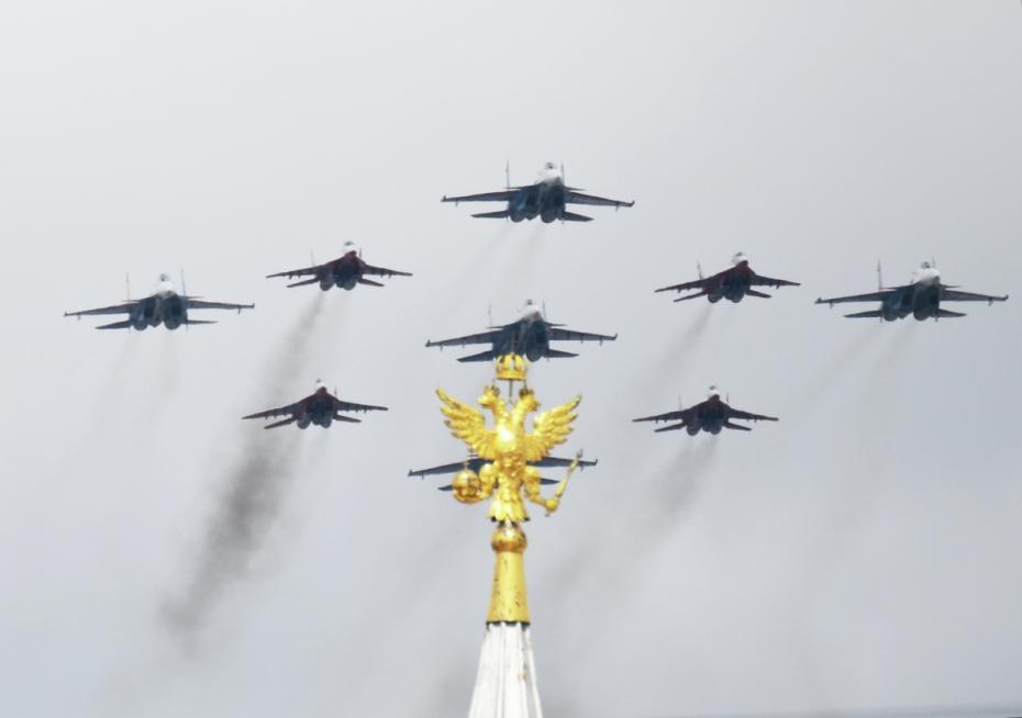 Строй «кубинский бриллиант» из истребителей МиГ-29 и Су-30СМ пилотажных групп «Русские витязи» и «Стрижи» на репетиции воздушной части парада в Москве в честь 80-й годовщины победы в Великой Отечественной войне