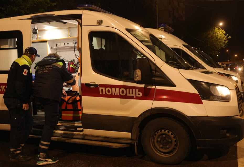 Сотрудники медицинской службы на месте пожара в многоэтажном доме по адресу улица Генерала Тюленева, 39 в Москве.