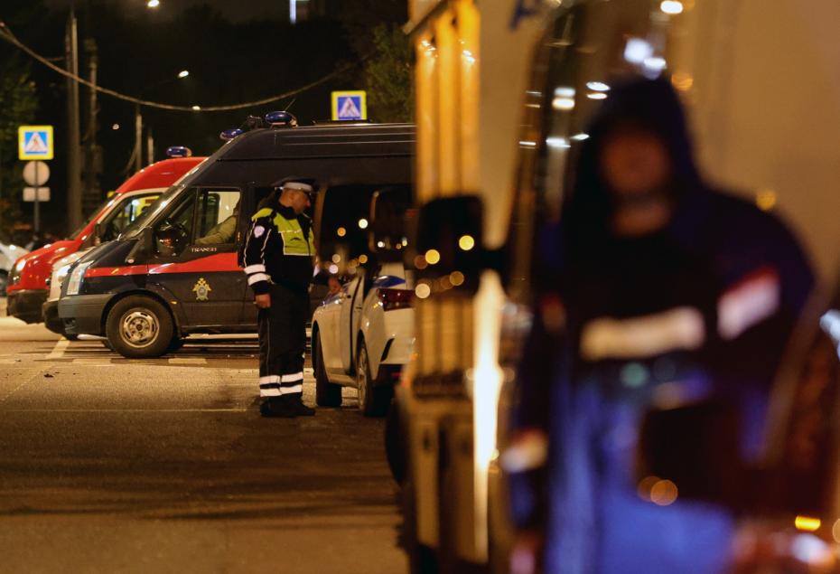 Спецслужбы  у дома  по адресу: ул. Генерала Тюленева, д. 39, в Москве