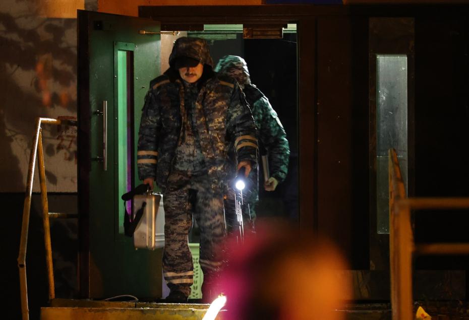 Сотрудники противопожарной службы МЧС РФ на месте пожара в многоэтажном доме по адресу улица Генерала Тюленева, 39 в Москве. По предварительным данным, пожар произошел в результате взрыва газа на девятом этаже дома, разрушены перекрытия