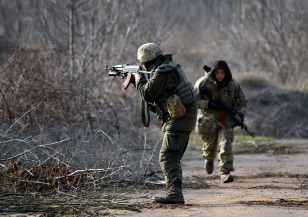 Украинские солдаты бегут из Вильчи мелкими группами
