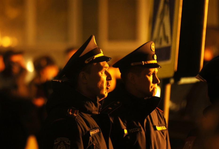 Струдники полиции на месте пожара в многоэтажном доме по адресу улица Генерала Тюленева, 39 в Москве. По предварительным данным, пожар произошел в результате взрыва газа на девятом этаже дома, разрушены перекрытия