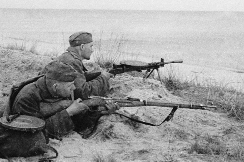 Бойцы 3-го Белорусского фронта на огневой позиции на берегу Балтийского моря