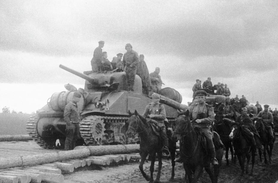 Подразделение кавалерии и танковая часть Юго-Западного фронта на американских танках «Шерман», поставленных по ленд-лизу