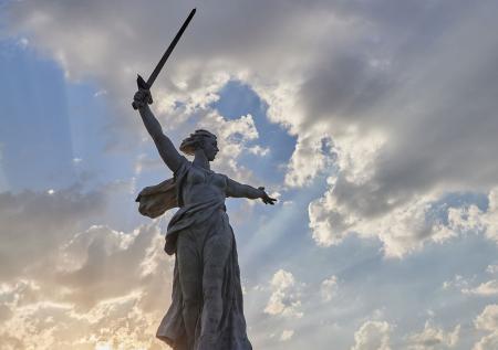 В Петербурге возмутились копией «Родины-матери» в пляжных тапочках