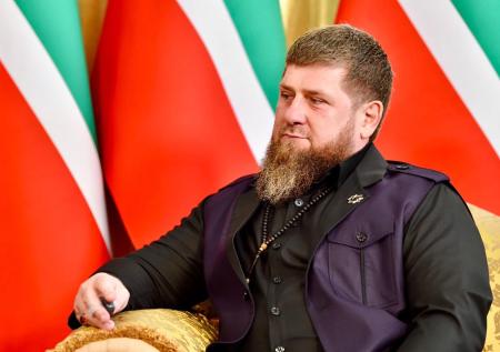 Кадыров после слов об отставке показал видео с объятиями Путина