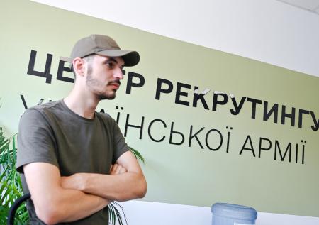 Украинец застрял ногой в заборе и попал в руки ТЦК