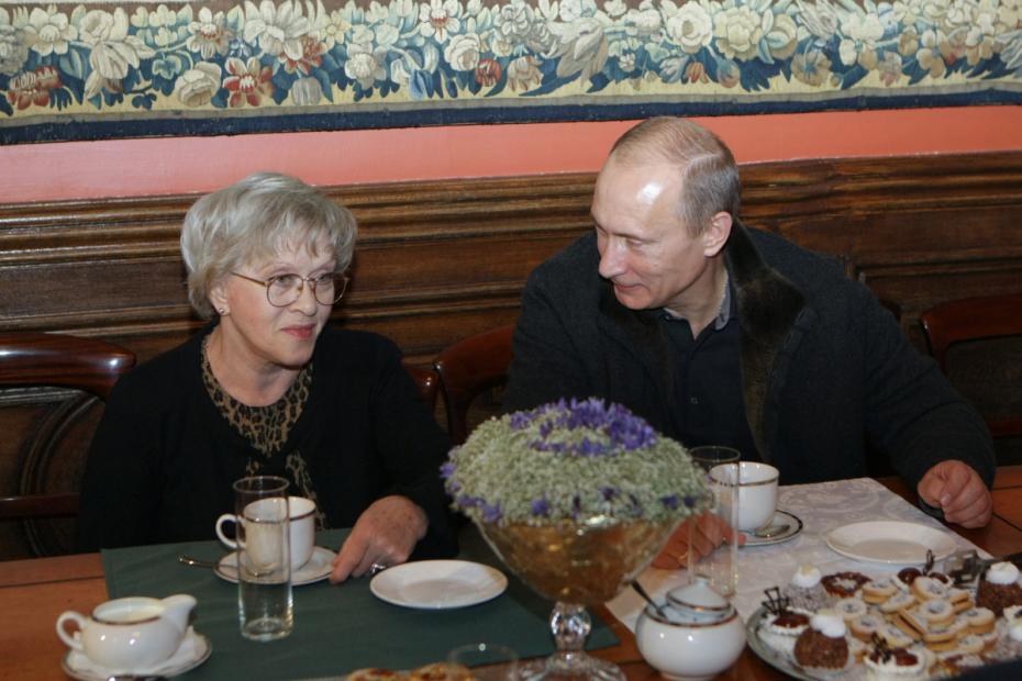 Алиса Фрейндлих и Владимир Путин во время встречи в Эрмитаже. Декабрь 2009 года