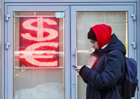 Официальный курс доллара на 7 мая упал почти на рубль