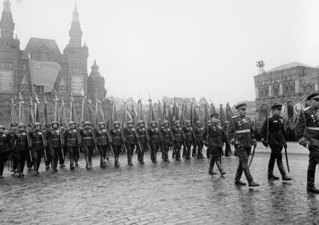 Историк опроверг миф об осквернении Красной площади на параде 1945 года