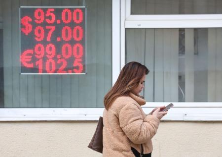 Рубль может ослабнуть? Курс доллара сегодня, 6 мая, что с евро и юанем
